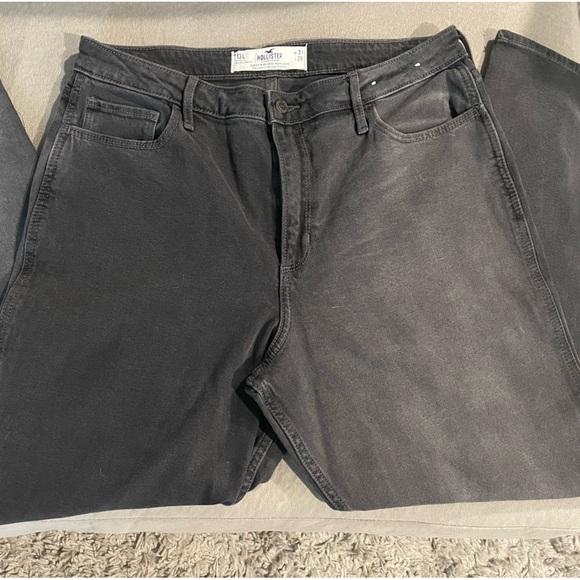 Hollister Curvy High-Rise Mom Jean - Picture 3 of 4